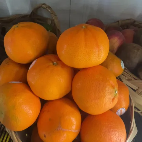 Naranjas frescas en canasta