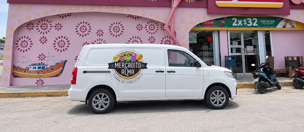 Camioneta de reparto de El Mercadito del Alma