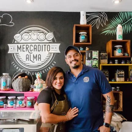 Alma y Erick en la tienda El Mercadito del Alma