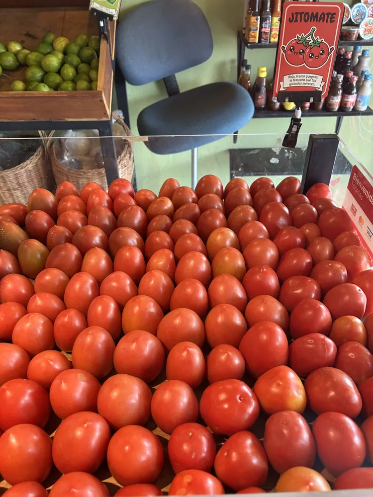 Jitomates en el mostrador del Mercadito